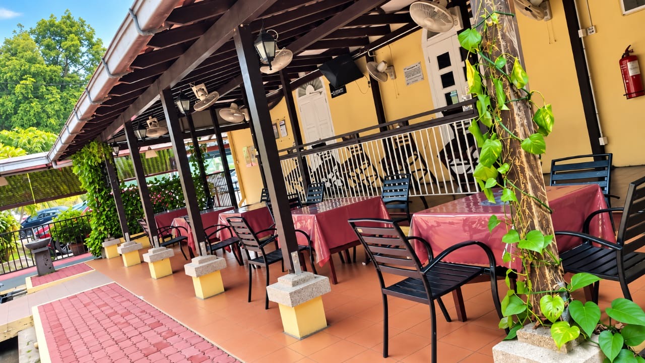 Bar & Beer Garden
