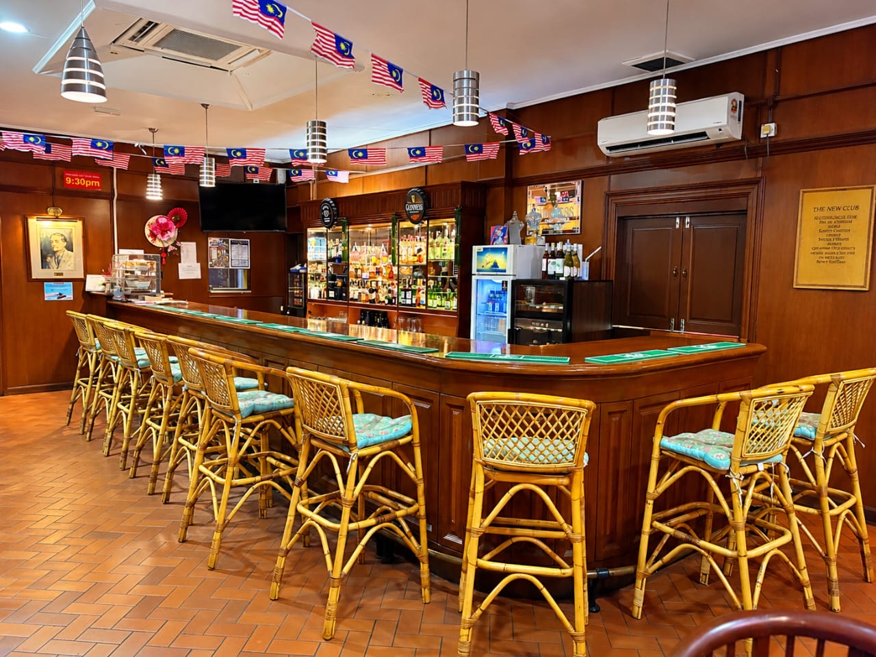 Bar & Beer Garden