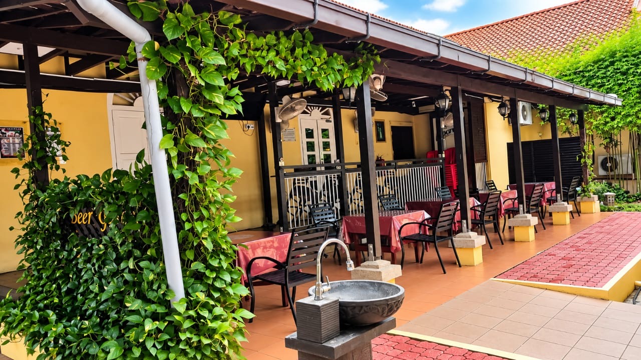 Bar & Beer Garden